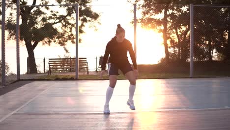 Largo-tiro-de-jugador-de-baloncesto-femenino-haciendo-piernas-botando-bueno-muy-rápidamente,-al-aire-libre-en-la-formación-en-la-corte-local