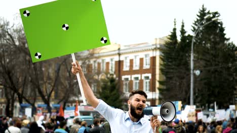 Mann-bei-politischen-Treffen-mit-Banner-mit-Punkten-für-die-Verfolgung,-um-den-Raum-Text