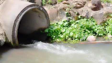 corriente-de-agua-de-una-alcantarilla.