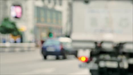 Ver-Defocused-de-coches-y-de-gente-en-hora-punta-en-una-calle-de-la-ciudad