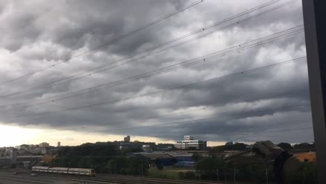 Lapso-de-tiempo-de-lluvia-entrante-en-Shah-Alam-KTM-estación