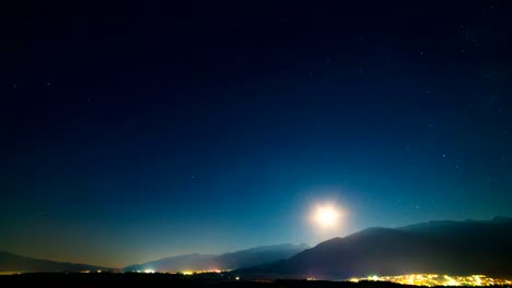 Radeln-Sie-die-Nacht-zum-Tag-auf-dem-Berg-Landschaft-Hintergrund.-Zeitraffer