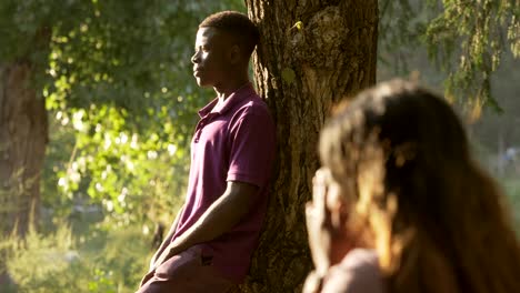 final-de-una-historia-de-amor.-Pareja-de-jóvenes-africanos-en-el-parque,-tristeza,-llanto,-desesperación