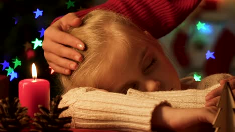 Mutter-Striche-Tochter-in-der-Weihnachtsnacht-in-Erwartung-des-Weihnachtsmanns-schlief