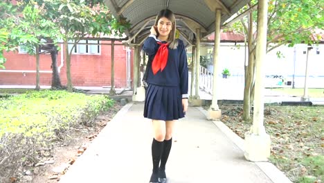 asiatische-Frau-Student-Kleid-tragen