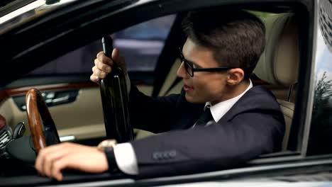 Businessman-drinks-alcohol-before-car-driving,-accident-risk,-irresponsibility