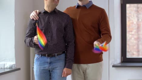 männlichen-Partner-mit-gay-Pride-Regenbogen-Fahnen-zu-Hause