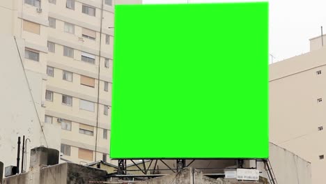 Cartelera-con-pantalla-verde-en-un-edificio.