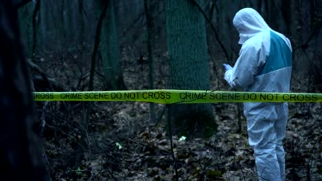 Experto-en-ciencia-forense-sola-en-la-escena-del-crimen,-recoger-pruebas,-sitio-de-asesinato