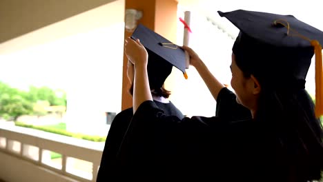 Graduados-negro-usan-trajes-negros-en-el-día-de-la-graduación-en-la-Universidad.