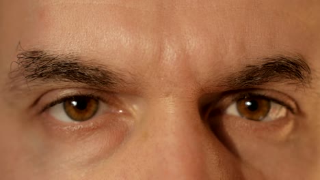 Der-Mann-schaut-die-Kamera.-Close-up.-Die-Augen-des-Mannes.