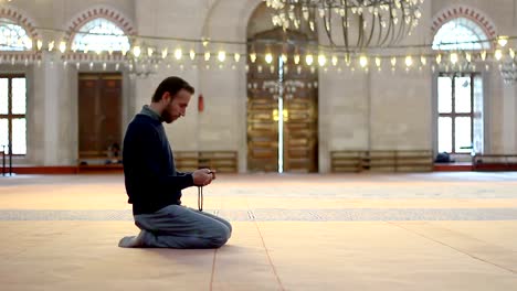 Jóvenes-musulmanes-orando-en-la-mezquita