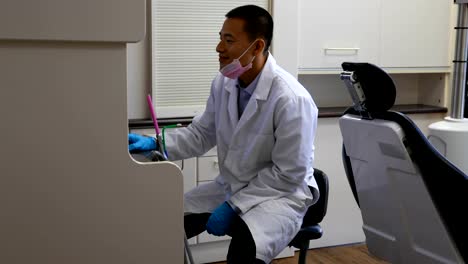 Male-dentist-using-desktop-pc-4k