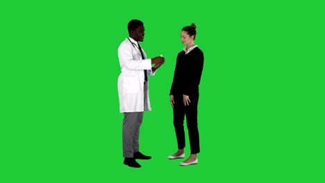 Männlichen-Arzt-bietet-Medikamente,-junge-Frau-auf-einem-Green-Screen,-Chroma-Key