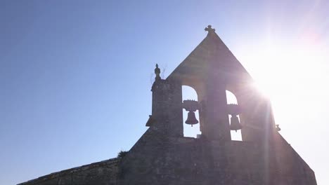 Luftbild-Kirche-Glocke-im-blauen-Himmel