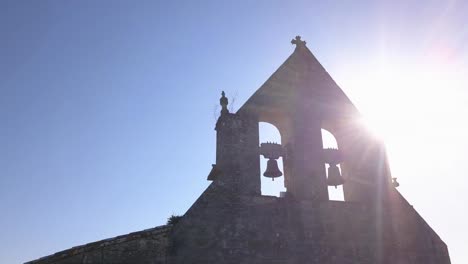 Campana-de-la-iglesia-de-vista-aérea-en-cielo-azul