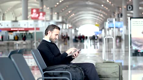 Pasajero-está-utilizando-el-teléfono-en-el-aeropuerto