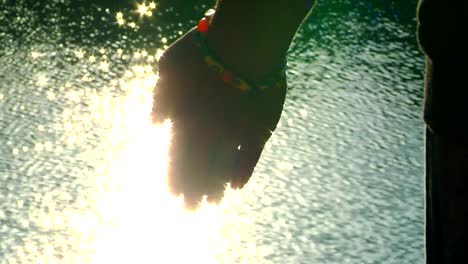 Close-Up-de-la-mano-del-chamán-en-la-ceremonia-de-meditación-del-agua