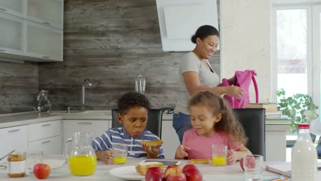 Gewöhnlicher-Morgen-in-der-Familie