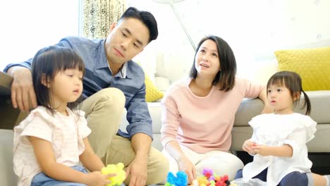 Asiatische-Familie-spielt-Spielzeugblöcke-zu-Hause