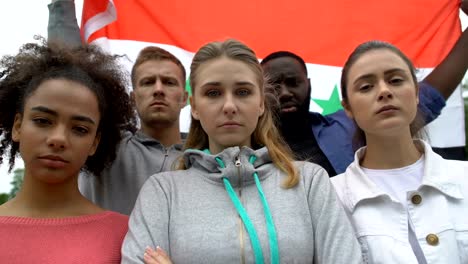 Grupo-de-voluntarios-levantando-la-bandera-siria,-protestan-contra-la-guerra,-por-los-derechos-humanos