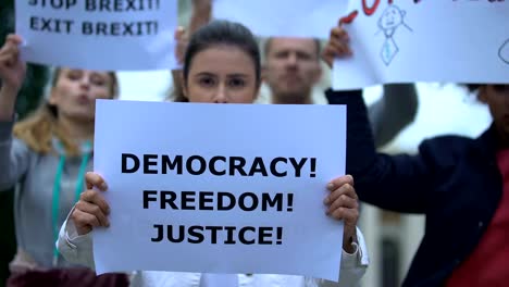 Bürger-mit-Transparenten,-die-für-Gerechtigkeit,-demokratisches-Votum-für-Brexit,-Freiheit-stehen