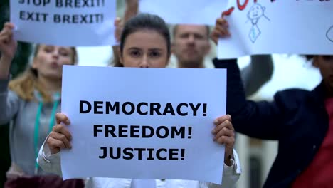 Ciudadanos-con-pancartas-que-son-para-la-justicia,-voto-democrático-por-el-Brexit,-libertad