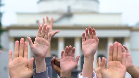 Erhobene-Hände-auf-Dematorungshintergrund-der-Regierung,-Abstimmung-über-demokratische-Wahlen