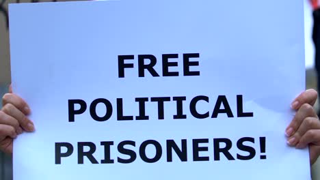 Protester-showing-slogan-Free-political-prisoners,-against-repressions,-arrests