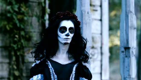 Halloween-Make-up.-Eine-Frau,-die-vor-dem-alten-Haus-steht-und-sich-umschaut.-4K