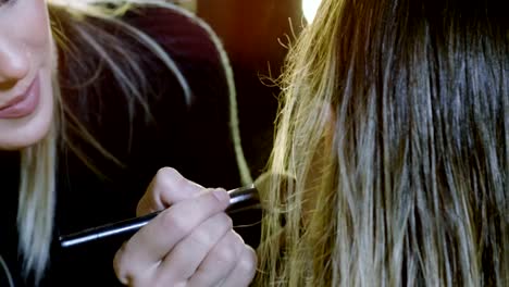 Artista-de-maquillaje-está-haciendo-mujer-rubia-como-novia-muerta-para-la-fiesta-de-Halloween.-4K