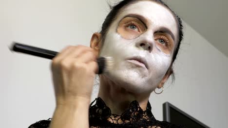 La-mujer-usa-pintura-blanca-en-toda-la-cara.-Concepto-de-ideas-de-maquillaje-De-Halloween,Día-de-Muertos