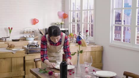 chica-haciendo-ajuste-de-mesa-para-la-cena-romántica