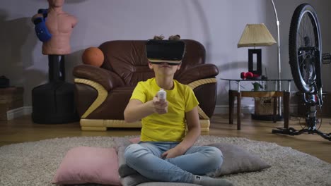 Männliche-kaukasische-Teen-trägt-VR-Headset-mit-Fernbedienung,-um-das-Spiel-zu-spielen.-Kind-schaut-sich-um-und-lächelt.-Augmented-Reality,-VR-Googles.-Kino-4k-ProRes-HQ.