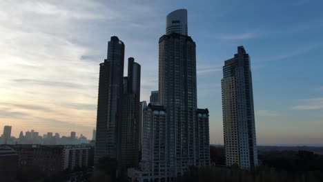 Buenos-Aires-Puerto-Madero-Himmel-Schrotter-und-Park-auf-Sonnenuntergang-Luft