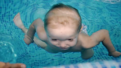 Schwimmbad.-Das-Kind-wird-das-Schwimmen-im-Pool-beigebracht.