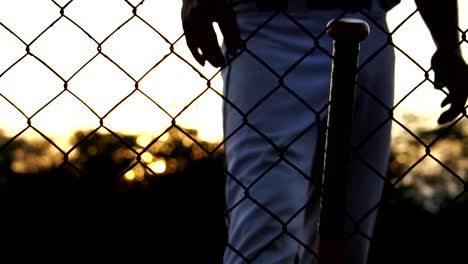 Los-hombres-están-golpeando-al-jugador-de-béisbol-con-la-puesta-de-sol