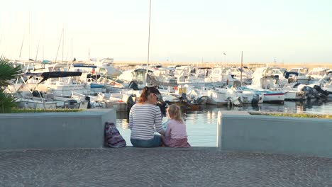 Niña-con-madre-leyendo-un-mapa-al-aire-libre