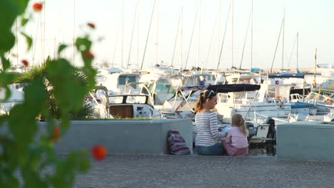 Frau-Tourist-im-Gespräch-mit-Tochter-in-Marina