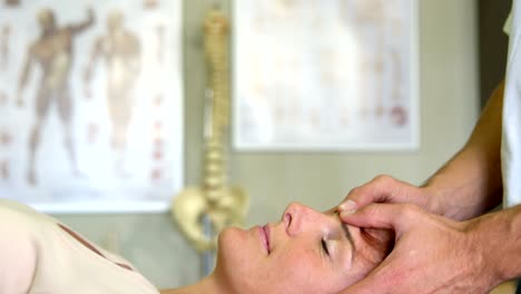 Physiotherapeuten,-die-eine-Patientin-Kopfmassage-verleihen