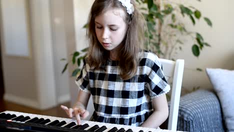 Little-girl-aprender-a-jugar-el-piano.