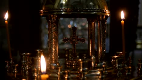 velas-en-el-candelabro-de-oro