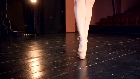 Eine-Ballerina-Schritte-auf-die-Spitzen-ihrer-Schuhe.