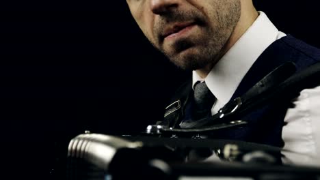 Accordionist-in-a-white-shirt-and-grey-tie.