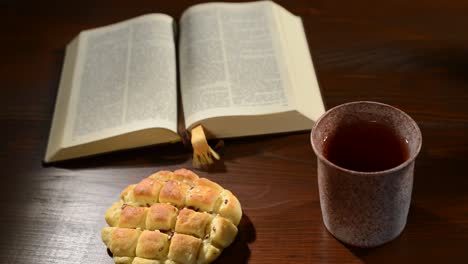 Bibel-mit-Kelch-und-Brot.-Schwenken.