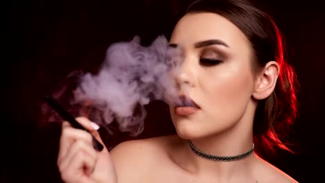 Glamour-mujer-morena-hermosa-seductora-fumar-cigarrillo-electrónico