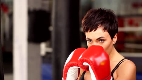 Mädchen-Boxer-Züge-in-rote-Handschuhe-hautnah