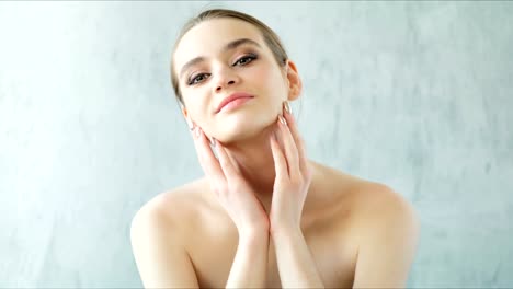 Schöne-Frau-posiert-und-ihre-gesunde-Haut-und-nackte-Schultern-zu-berühren.-Hautpflege-Konzept