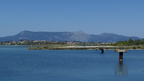 Avión-de-pasajeros-moderno-aterrizarán-en-el-aeropuerto-en-la-isla-de-Corfú,-Grecia.