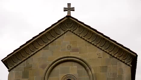 Edificio-con-detalles-decorativos-religiosos-en-pared,-simbolismo-en-el-arte-de-la-iglesia